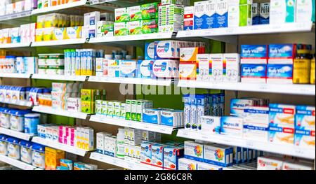 POZNAN, POL - 22 JUIN 2021 : produits pharmaceutiques en vente dans un magasin de pharmacie Banque D'Images