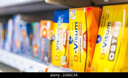 POZNAN, POL - 22 JUIN 2021 : produits pharmaceutiques en vente dans un magasin de pharmacie Banque D'Images