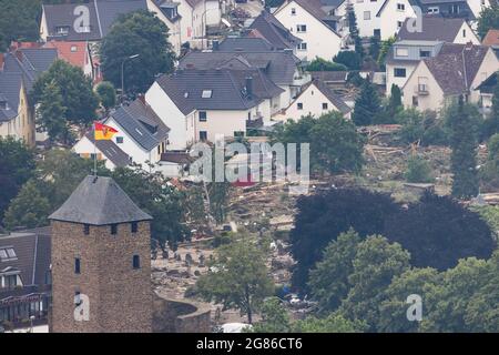 Bad Neuenahr Ahrweiler, Allemagne. 17 juillet 2021. Un drapeau avec les armoiries de la ville de Bad Neuenahr-Ahrweiler agite dans le vent sur une tour, tandis que derrière elle le cimetière couvert de boue et les jardins enterrés sous les décombres peuvent être vus. Les pluies massives ont provoqué des inondations dévastatrices en Rhénanie-Palatinat. Credit: Philipp von Ditfurth/dpa/Alay Live News Banque D'Images