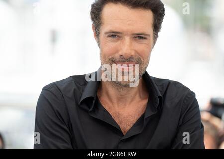 Nicolas Bedos participe à l'OSS 117: De l'Afrique avec amour photocall lors du 74e Festival annuel du film de Cannes le 17 juillet 2021 à Cannes, France. Photo de David Niviere/ABACAPRESS.COM Banque D'Images