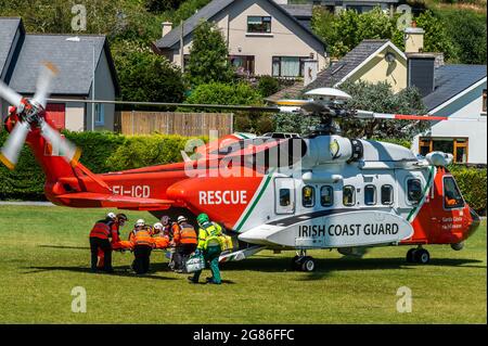 Rosscarbery, West Cork, Irlande. 17 juillet 2021. Cet après-midi, l'hélicoptère de la Garde côtière irlandaise, Rescue 116, a transporté un patient par avion du club GAA de Rosscarbery à l'aéroport de Cork, puis à l'hôpital universitaire de Cork. On croit qu'un jeune nageur a eu de la difficulté à nager à Mill Cove, près de Rosscarbery. Gardaï, le service Ambulance, Critical Care et les unités de la garde-côtes irlandaise ont tous participé à l'opération. Crédit : AG News/Alay Live News Banque D'Images