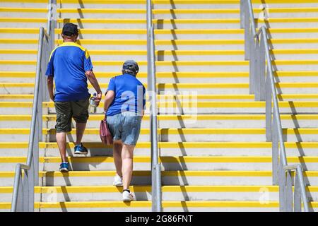 Les supporters de l'AFC Wimbledon marchent à l'extérieur du sol avant le match amical d'avant-saison à Plough Lane, Londres. Banque D'Images