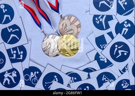 Ensemble de médailles, papier peint sportif, pictogramme des événements d'été, papier peint original pour le jeu d'été. Cérémonie de remise des médailles, collection d'or, d'argent et de bronze. Médaille Banque D'Images