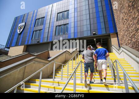 Les supporters de l'AFC Wimbledon marchent à l'extérieur du sol avant le match amical d'avant-saison à Plough Lane, Londres. Banque D'Images