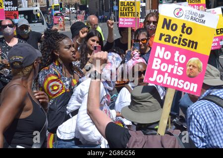 Manchester, Royaume-Uni. 17 juillet 2021. Une vie noire animée et vocale est importante pour protester contre quelque 120 000 personnes qui ont défilé de la place Saint-Pierre au musée du football dans le centre de Manchester. Cela fait suite à l'abus raciste en ligne des footballeurs noirs dans l'équipe de football d'Angleterre. Le groupe a pris le genou dans la route près du musée du football, bloquant la circulation pendant 20 minutes. Un homme tient un écriteau anti-raciste qui dit: 'Non à Boris Johnson'. Crédit : Terry Waller/Alay Live News Banque D'Images