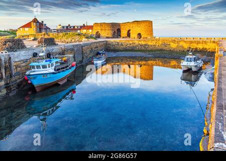 Le soleil du soir illumine le port et les vieux fours à chaux de Beadnell, le seul port orienté vers l'ouest sur la côte de Northumberland. Banque D'Images