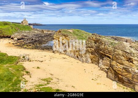 Le bain House, un établissement de vacances en bord de mer et un bâtiment classé de catégorie II surplombant la côte de Northumberland près de Howick et Craster, en Angleterre. Banque D'Images