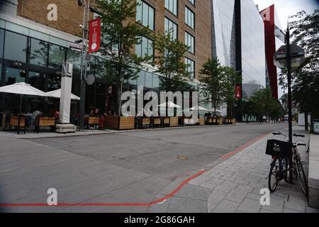 Montréal, QC, Canada - 7-15-2021: Rue Sainte Catherine - les gens apprécient leur temps sur la terrasse d'un restaurant après la facilité de l'enfermement du coronavi Banque D'Images