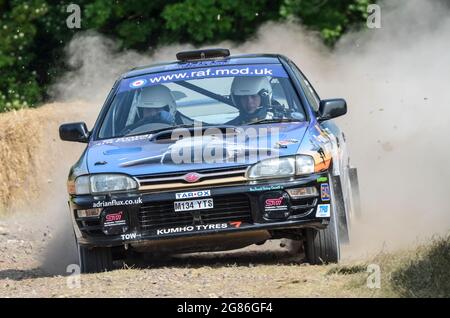 La voiture de rallye Subaru Impreza STI sur la scène du rallye au Goodwood Festival of Speed 2013. L'équipe de la Royal Air Force avec des graphismes de avions de chasse Typhoon Banque D'Images