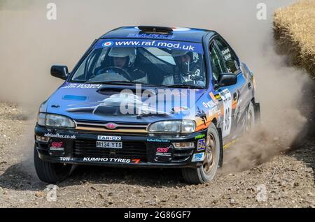 La voiture de rallye Subaru Impreza STI sur la scène du rallye au Goodwood Festival of Speed 2013. L'équipe de la Royal Air Force avec des graphismes de avions de chasse Typhoon Banque D'Images