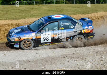 La voiture de rallye Subaru Impreza STI sur la scène du rallye au Goodwood Festival of Speed 2013. L'équipe de la Royal Air Force avec des graphismes de avions de chasse Typhoon Banque D'Images