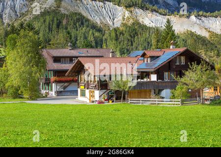 Maisons dans le village de Kandersteg, les Alpes suisses, la Suisse, l'Europe et les montagnes d'été Banque D'Images