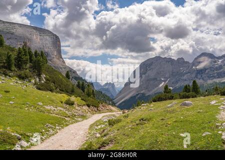 Jolie femme sénior très active à vélo électrique dans la haute vallée de Fanes, une partie du parc naturel de Fanes-Sennes-Baies, Dolomites, Italie Banque D'Images