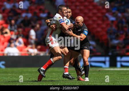 Londres, Royaume-Uni. 17 juillet 2021. Joel Thompson (11) de St Helens est attaqué par Jesse Sene-Lefao (21) et Nathan Massey (14) de Castleford Tigers in, le 7/17/2021. (Photo de Mark Cosgrove/News Images/Sipa USA) crédit: SIPA USA/Alay Live News crédit: SIPA USA/Alay Live News Banque D'Images