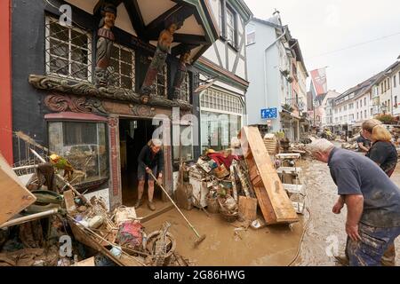 Ahrweiler, Allemagne. 17 juillet 2021. Les résidents et les commerçants d'Ahrweiler tentent de nettoyer leurs maisons de boue et de déplacer des meubles inutilisables à l'extérieur. Alors que les efforts de nettoyage commencent dans de nombreuses zones inondées, la recherche de morts se poursuit dans les décombres des zones sinistrées. Crédit : Thomas Frey/dpa/Alay Live News Banque D'Images