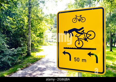 Signalisation routière en chemin avec des informations d'avertissement pour les cyclistes sur le risque de chute Banque D'Images