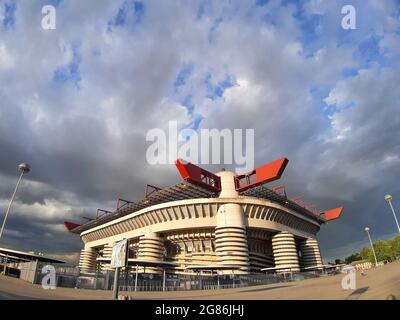 san Siro stade de Milan au coucher du soleil avec le ciel bleu et les nuages Banque D'Images