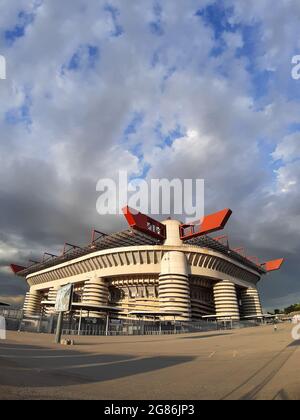 san Siro stade de Milan au coucher du soleil avec le ciel bleu et les nuages Banque D'Images