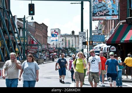 C'est une foule de touristes sur Beale Street, Memphis, Tennessee Banque D'Images