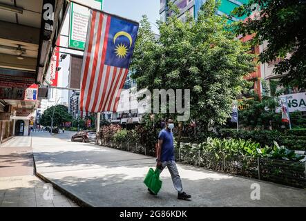 Kuala Lumpur, Malaisie. 17 juillet 2021. Un homme portant un masque facial comme mesure préventive contre la propagation du coronavirus (COVID-19) marche le long d'une rue vide dans China Town. Crédit : SOPA Images Limited/Alamy Live News Banque D'Images