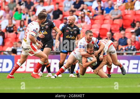 Michael Shenton (4) de Castleford Tigers est attaqué par Kyle Amor (16) de St Helens Banque D'Images