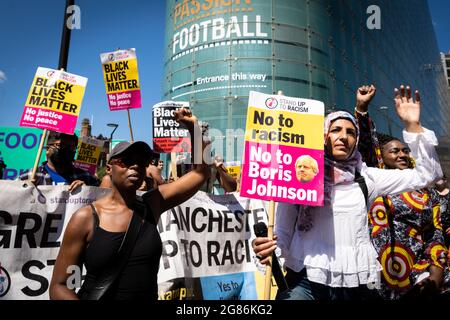 Manchester, Royaume-Uni. 17 juillet 2021. Les gens viennent pour protester devant le musée du football et pour se tenir en solidarité avec Saka, Rashford et Sancho.ÊHundreds des gens montrent leur solidarité pour les joueurs de football qui ont été victimes de la course raciale après la défaite d'Englands en Italie dans la finale de l'Euro 2020 final. Credit: Andy Barton/Alay Live News Banque D'Images