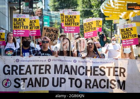 Manchester, Royaume-Uni. 17 juillet 2021. Les gens marchent dans la ville pour se tenir en solidarité avec Saka, Rashford et Sancho.ÊHundreds des gens montrent leur solidarité pour les joueurs de football qui ont été racialement ciblés après la défaite d'Englands en Italie dans la finale de l'Euro 2020 final. Credit: Andy Barton/Alay Live News Banque D'Images