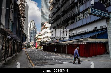 Kuala Lumpur, Malaisie. 17 juillet 2021. Les piétons portant des masques de visage comme mesures préventives contre la propagation du coronavirus (COVID-19) marchent le long d'une rue vide dans le centre-ville de Kuala Lumpur. (Photo de Wong Fok Loy/SOPA Images/Sipa USA) Credit: SIPA USA/Alay Live News Banque D'Images