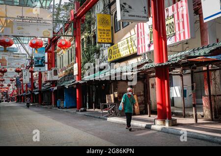 Kuala Lumpur, Malaisie. 17 juillet 2021. Un homme portant un masque facial comme mesure préventive contre la propagation du coronavirus (COVID-19) marche le long d'une rue vide dans China Town. (Photo de Wong Fok Loy/SOPA Images/Sipa USA) Credit: SIPA USA/Alay Live News Banque D'Images