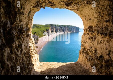 La falaise de Fourquet et la plage de Tilleul vue depuis la cavit