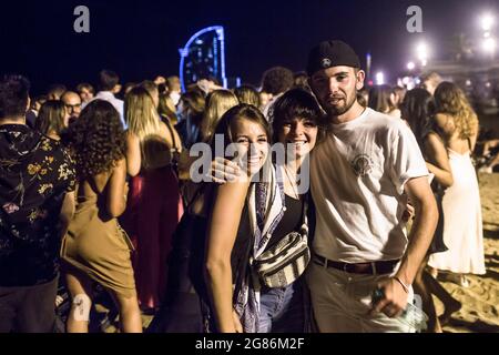 Barcelone, Espagne. 16 juillet 2021. Une foule de jeunes est vue sur la plage de Barceloneta en face de l'Hôtel W Barcelona. La police expulse les foules de la plage de Barceloneta après que la Catalogne ait décrété le retour du couvre-feu étant donné le rebond dans les cas de COVID-19 en raison de la variante delta du coronavirus. Le couvre-feu doit commencer à 1 h 00 le 17 juillet. (Photo de Thiago Prudencio/SOPA Images/Sipa USA) crédit: SIPA USA/Alay Live News Banque D'Images