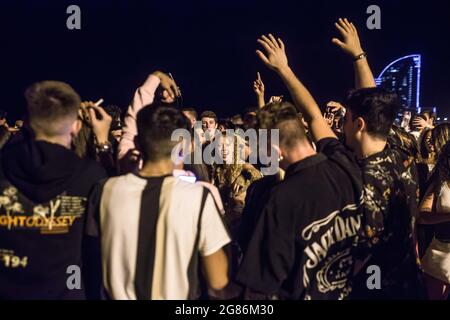 Barcelone, Espagne. 16 juillet 2021. Une foule de jeunes est vue sur la plage de Barceloneta en face de l'Hôtel W Barcelona. La police expulse les foules de la plage de Barceloneta après que la Catalogne ait décrété le retour du couvre-feu étant donné le rebond dans les cas de COVID-19 en raison de la variante delta du coronavirus. Le couvre-feu doit commencer à 1 h 00 le 17 juillet. (Photo de Thiago Prudencio/SOPA Images/Sipa USA) crédit: SIPA USA/Alay Live News Banque D'Images
