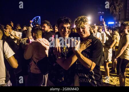 Barcelone, Espagne. 16 juillet 2021. Une foule de jeunes est vue sur la plage de Barceloneta en face de l'Hôtel W Barcelona. La police expulse les foules de la plage de Barceloneta après que la Catalogne ait décrété le retour du couvre-feu étant donné le rebond dans les cas de COVID-19 en raison de la variante delta du coronavirus. Le couvre-feu doit commencer à 1 h 00 le 17 juillet. (Photo de Thiago Prudencio/SOPA Images/Sipa USA) crédit: SIPA USA/Alay Live News Banque D'Images