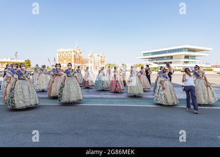 Cour d'honneur Fallon des Fallas 2020-2021 lors de l'ouverture de l'exposition Ninot. Célébration de l'exposition Ninot après plus d'un an sans Fallas à la pandémie causée par Covid19. Dans cette exposition, les monuments des Fallas de Valence qui ont été votés sont exposés qui ne seront pas brûlés avec le reste des Fallas. L'exposition culturelle de cette année est située dans le bâtiment Alinghi à la base de la Marina à Valence, parce que le Musée des Sciences (son emplacement habituel) est un centre de vaccination. (Photo de Xisco Navarro/SOPA Images/Sipa USA) Banque D'Images