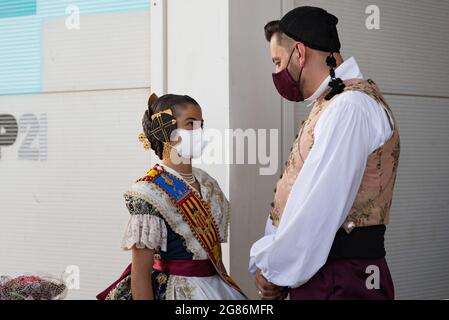 Carlos Galiana Llorens, conseiller municipal de Valence et Carla Garcia Perez, maire de Fallera pour les enfants lors de l'ouverture de l'exposition Ninot. Célébration de l'exposition Ninot après plus d'un an sans Fallas à la pandémie causée par Covid19. Dans cette exposition, les monuments des Fallas de Valence qui ont été votés sont exposés qui ne seront pas brûlés avec le reste des Fallas. L'exposition culturelle de cette année est située dans le bâtiment Alinghi à la base de la Marina à Valence, parce que le Musée des Sciences (son emplacement habituel) est un centre de vaccination. (Photo Banque D'Images