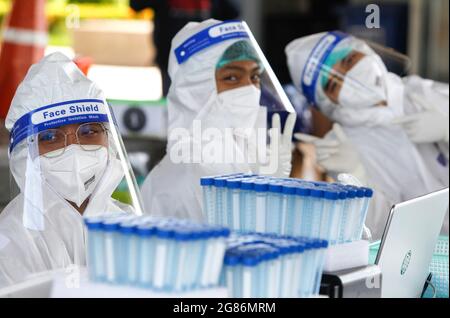 Bangkok, Thaïlande. 17 juillet 2021. Les travailleurs de la santé se préparent à recueillir un échantillon d'écouvillonnage nasal auprès de personnes de Bangkok. Le pays a connu un record de 141 nouveaux décès de Covid-19 et un record de 10,082 nouveaux cas au cours des 24 dernières heures, a rapporté le Ministère de la santé publique samedi matin. (Photo de Chaiwat Subprasom/SOPA Images/Sipa USA) crédit: SIPA USA/Alay Live News Banque D'Images