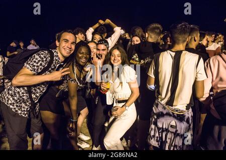 Barcelone, Espagne. 16 juillet 2021. Un groupe de jeunes pose pour une photo à la plage de Barceloneta. La police expulse les foules de la plage de Barceloneta après que la Catalogne ait décrété le retour du couvre-feu étant donné le rebond dans les cas de COVID-19 en raison de la variante delta du coronavirus. Le couvre-feu doit commencer à 1 h 00 le 17 juillet. Crédit : SOPA Images Limited/Alamy Live News Banque D'Images