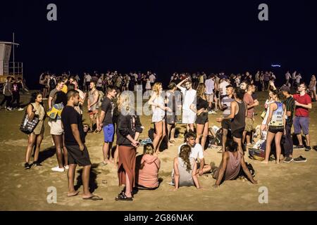 Barcelone, Espagne. 16 juillet 2021. Une foule de jeunes est vue à la plage de Barceloneta. La police expulse les foules de la plage de Barceloneta après que la Catalogne ait décrété le retour du couvre-feu étant donné le rebond dans les cas de COVID-19 en raison de la variante delta du coronavirus. Le couvre-feu doit commencer à 1 h 00 le 17 juillet. Crédit : SOPA Images Limited/Alamy Live News Banque D'Images