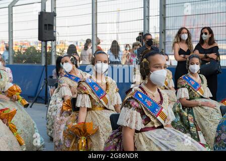 Cour d'honneur Fallon des Fallas 2020-2021 lors de l'ouverture de l'exposition Ninot. Célébration de l'exposition Ninot après plus d'un an sans Fallas à la pandémie causée par Covid19. Dans cette exposition, les monuments des Fallas de Valence qui ont été votés sont exposés qui ne seront pas brûlés avec le reste des Fallas. L'exposition culturelle de cette année est située dans le bâtiment Alinghi à la base de la Marina à Valence, parce que le Musée des Sciences (son emplacement habituel) est un centre de vaccination. Banque D'Images