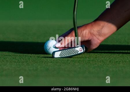 Pinehurst, Caroline du Nord, États-Unis. 17 juillet 2021. MEGAN SCHOFILL, de Monticello, Floride et golfeur à l'Université d'Auburn, place son ballon sur le troisième vert pendant la demi-finale au 119e Championnat amateur du Nord et du Sud WomenÃs, le 17 juillet 2021, au Pinehurst Resort & Country ClubÃs course No 2 dans le village de Pinehurst, en Caroline du Nord (Image de crédit : © Timothy L. Hale/ZUMA Press Wire) Banque D'Images