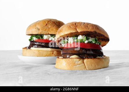 Hamburger végétarien avec aubergines rôties, fromage feta et coriandre. Concept alimentaire basé sur les plantes Banque D'Images