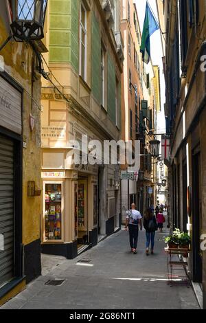 Les personnes marchant dans la via Lucoli, une ruelle étroite (carugio) dans le centre historique de Gênes, Ligurie, Italie Banque D'Images