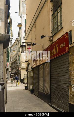 Aperçu de la via Luccoli, une ruelle étroite dans le centre historique de Gênes, avec des gens en été, Ligurie, Italie Banque D'Images