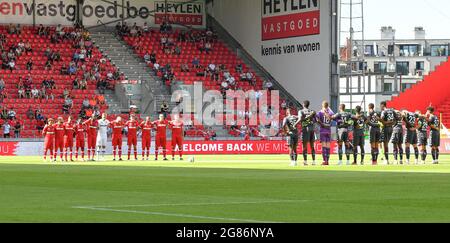 L'illustration montre une minute de silence par les équipes et les fans pour les victimes des inondations avant un match de football amical entre Belge Royal Banque D'Images