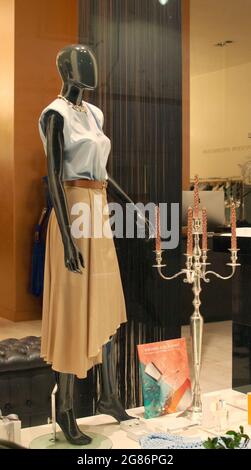 OLBIA, ITALIE - 07 juin 2021 : photo verticale d'un mannequin noir dans une tenue féminine à la mode Banque D'Images