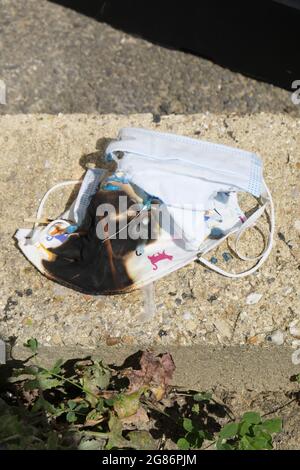 Pile de masques incendiés pour protester contre les lois Covid, West Sussex, Angleterre, Royaume-Uni Banque D'Images