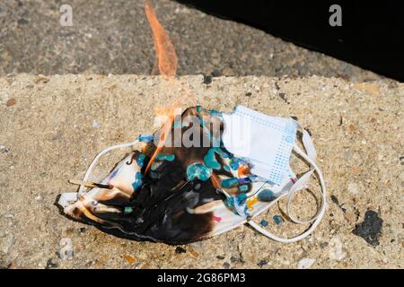 Pile de masques incendiés pour protester contre les lois Covid, West Sussex, Angleterre, Royaume-Uni Banque D'Images