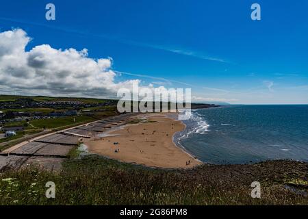Une vue de la plage de St Bees à Cumbria Angleterre le jour de l'été Banque D'Images