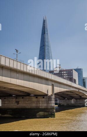 The Shard surplombant le London Bridge, Londres, Royaume-Uni. Banque D'Images