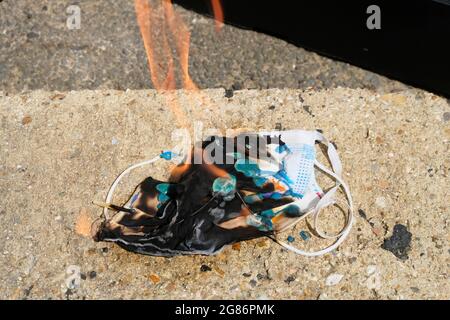 Pile de masques incendiés pour protester contre les lois Covid, West Sussex, Angleterre, Royaume-Uni Banque D'Images